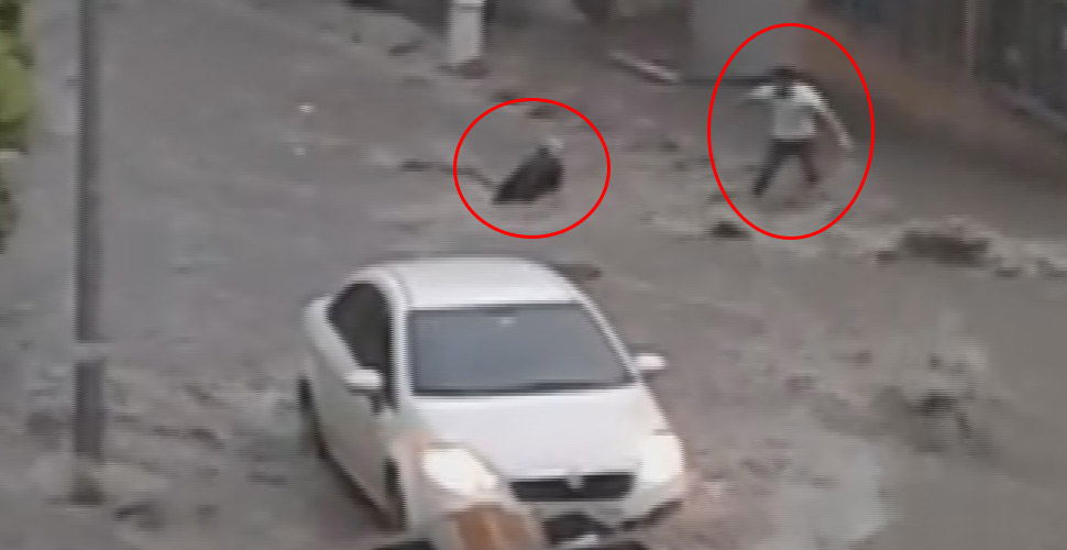 Canını hiçe sayıp suya atladı! Sele kapılan kadının kurtarılma anı kamerada