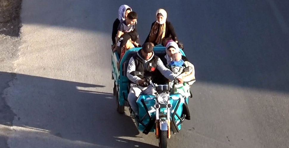 Hayrete düşüren görüntüler! Bir motosiklette 10 kişi