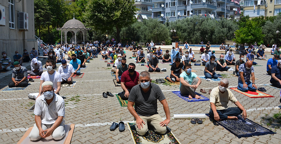 Antalya Büyükşehir Belediyesi, Cuma namazı öncesinde vatandaşa 100 bin adet seccade dağıttı