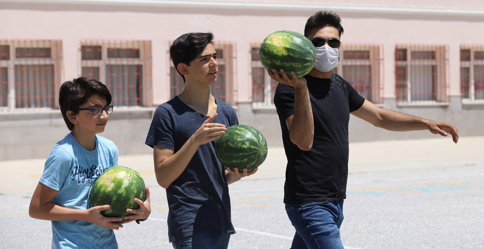 Nevşehir Belediyesinden YKS'ye girecek öğrencilere karpuz