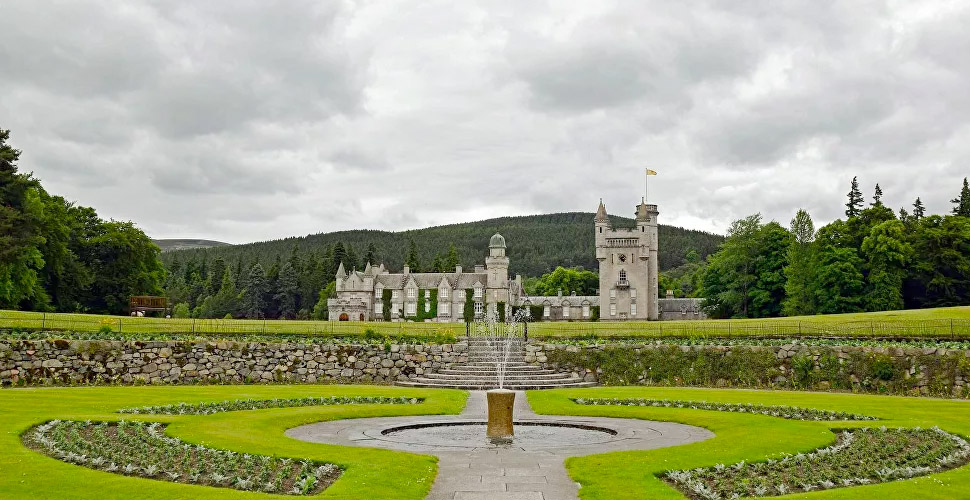 Kraliçe Elizabeth'in kaldığı şatonun duvarında şaşırtan ilan