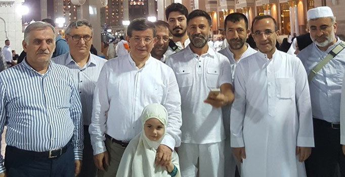 Ahmet Davutoğlu Umre'ye gitti