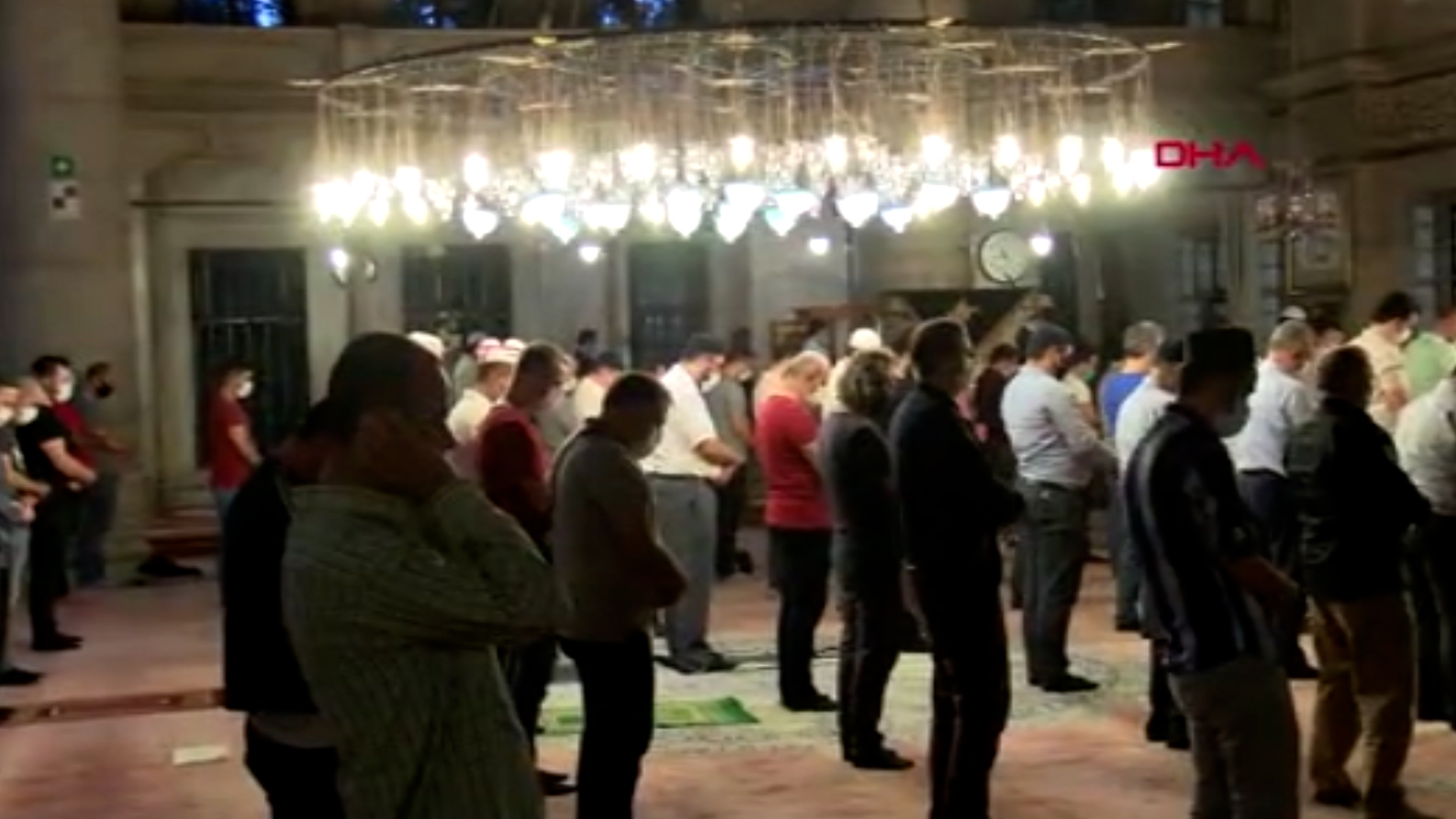 Eyüpsultan'da ilk cemaatle akşam namazı kılındı