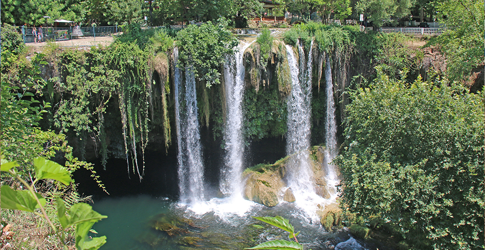 Antalya'nın doğa harikası Düden Şelalesi kendini yeniledi