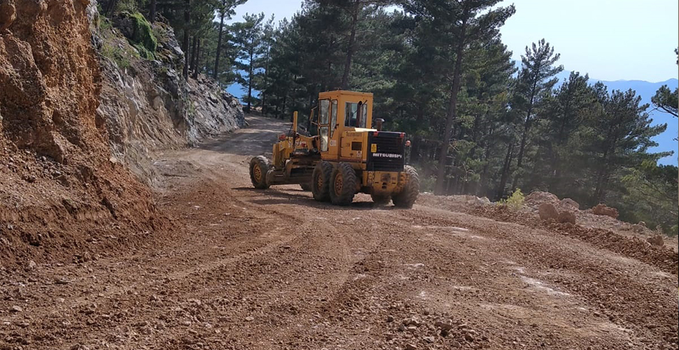 Antalya Büyükşehir Belediyesi, Kaş’ta grup ve yayla yollarında bakım çalışması yapıyor