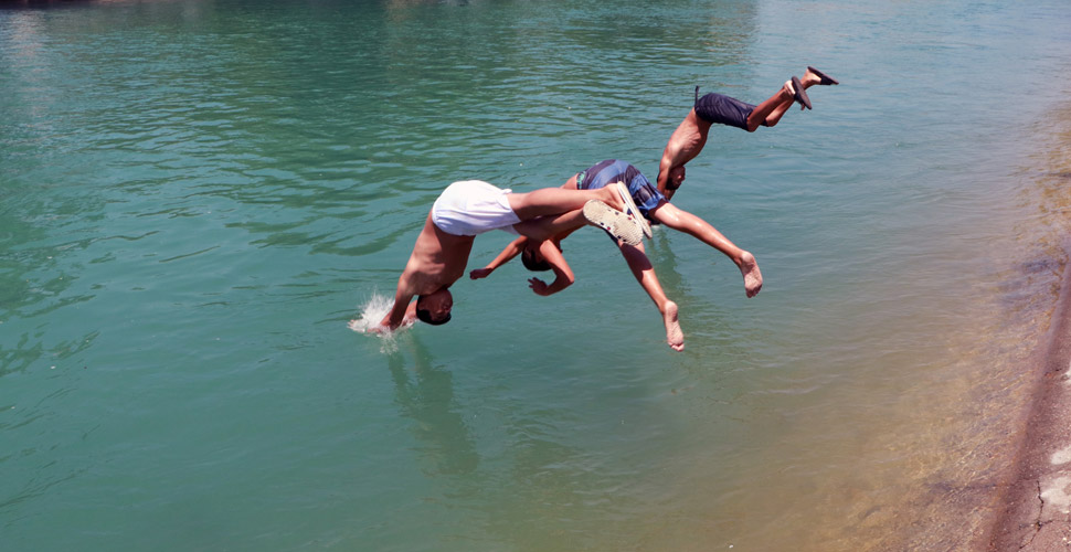 Çocuklar ölüme kulaç atıyor! Yüzmeyi çok iyi bilenler bile girmemeli ama...