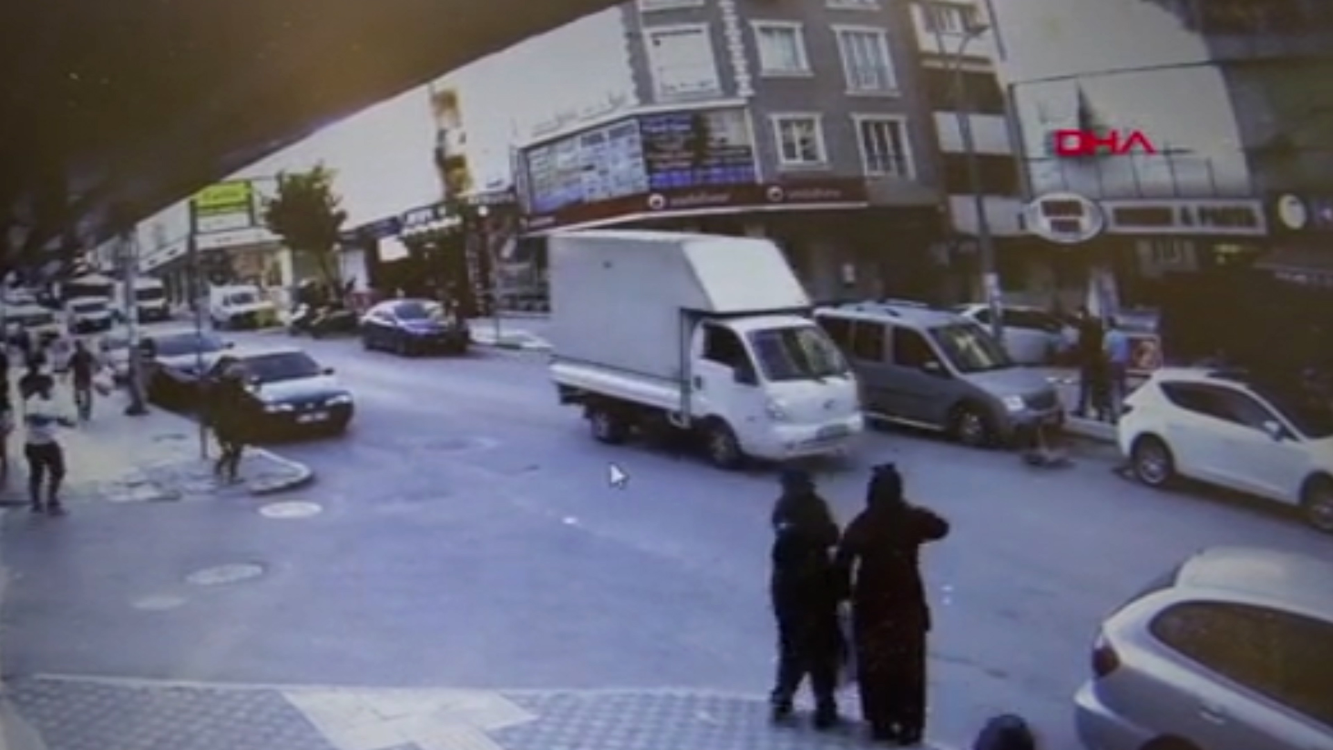 Yola fırlayan çocuğa kamyonet çarptı