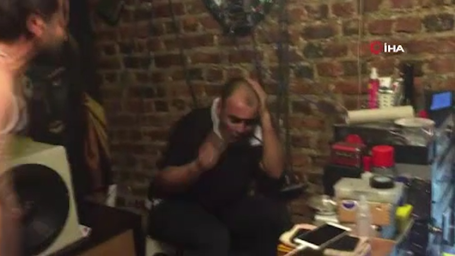 Arkadaşını sopa ve satırla böyle dövdü