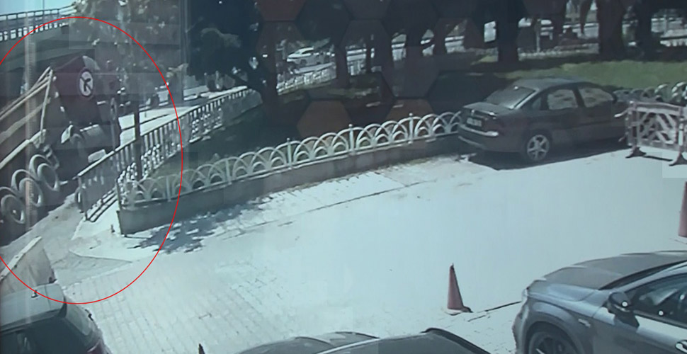 Bakırköy'de yol çöktü, kamyon çukurun içine düştü