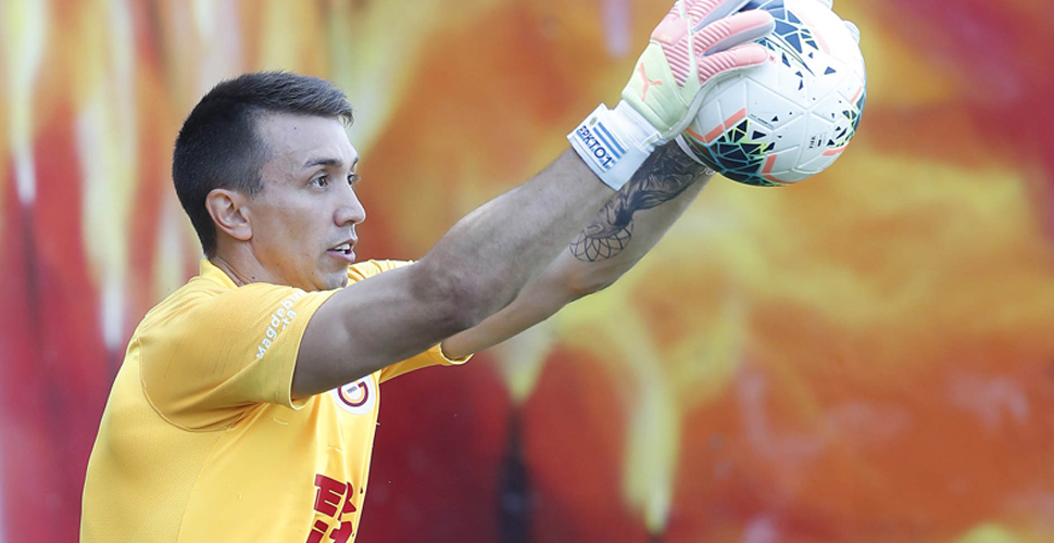 Bacağı kırılan Muslera antrenmana çıktı