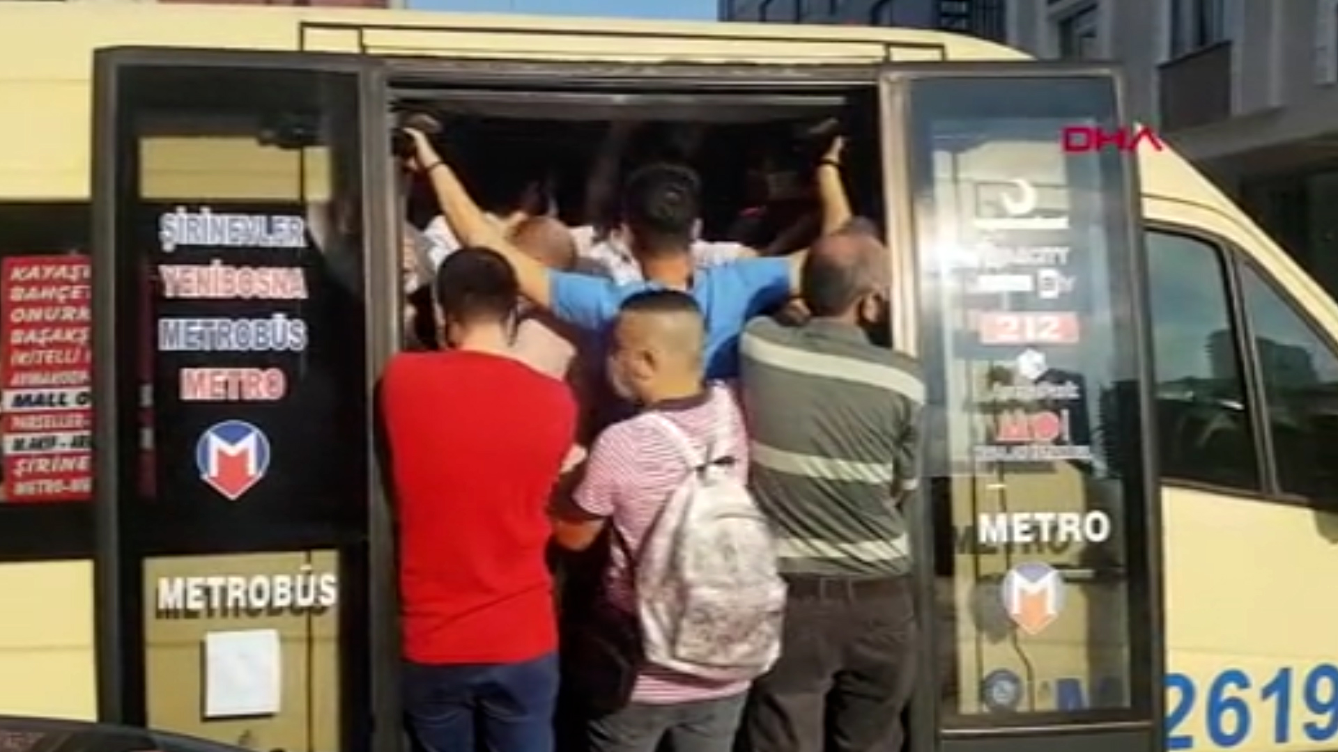 Sosyal mesafe hiçe sayıldı minibüs ağzına kadar doldu