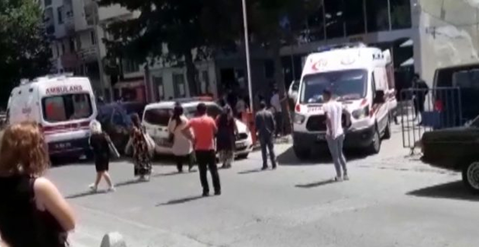 Büyükçekmece Adliyesi önünde iki grup arasında silahlı kavga çıktı
