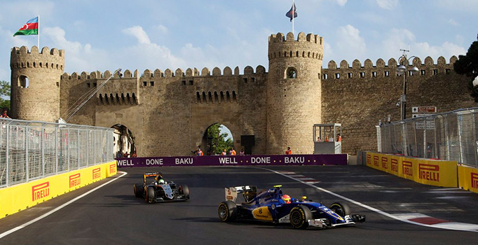 Formula 1'e ilk kez ev sahipliği yapan Bakü'de kazanan Nico Rosberg