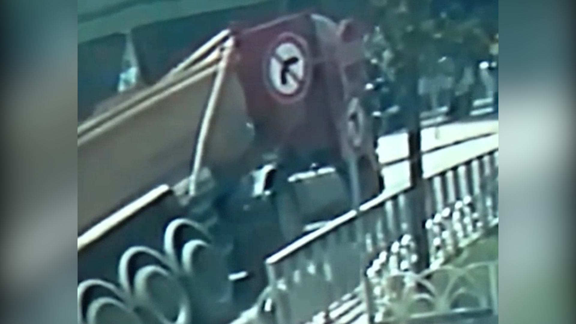 Bakırköy'deki hafriyat kamyonunun devrilme anı kameraya yansıdı