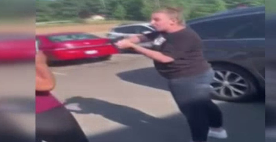 ABD’de siyahi anne ve kızına silahlı tehdit