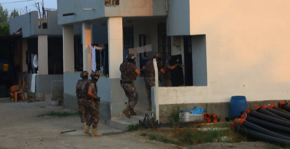 Vatandaşların arazilerine zorla el koyuyorlardı! Şafak operasyonuyla yakalandılar