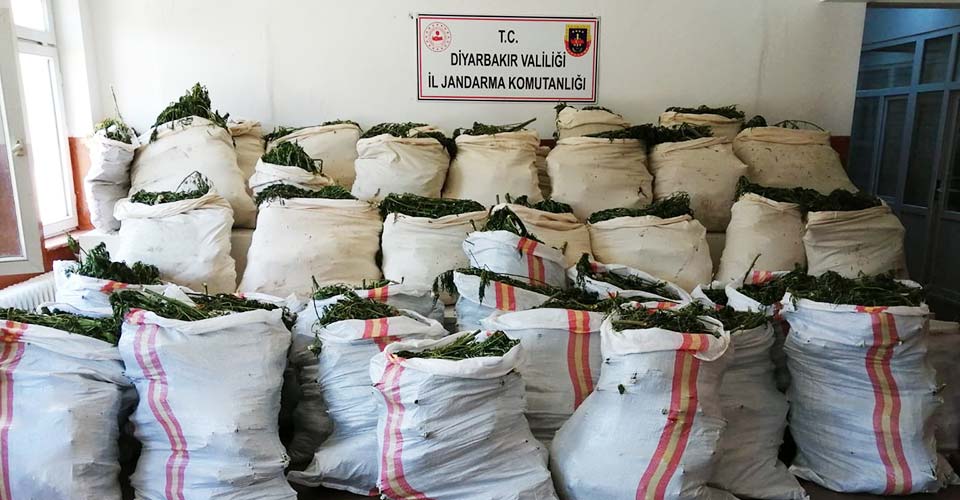 Diyarbakır'da 3 ton esrar ile 28 milyon Hint keneviri ele geçirildi