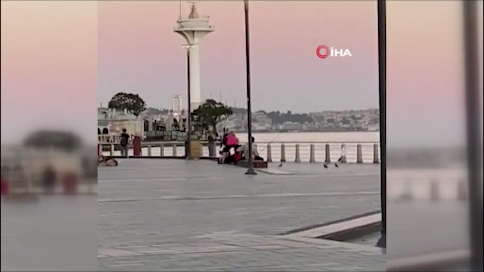 Üsküdar'da bir kadının erkeğe meydan dayağı çekmesi kamerada