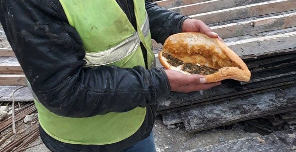 Ekmek arası ıspanağı paylaşınca işten atılan işçiye İBB sahip çıktı