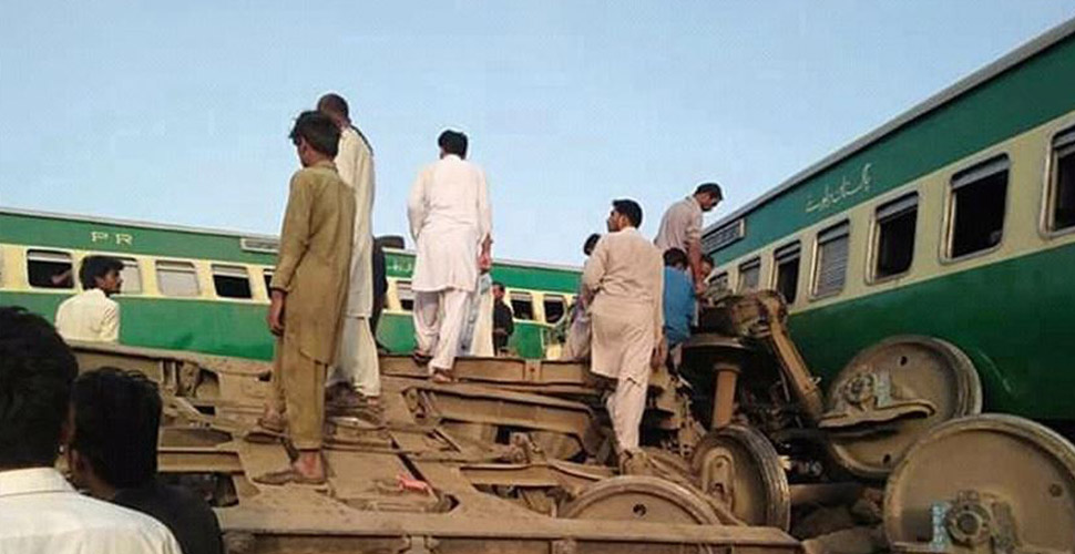 Pakistan’da tren, yolcu otobüsüne çarptı: Ölüler var