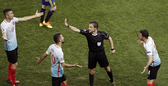 Her şeye rağmen Milli Takım'ın EURO 2016'da gruptan çıkma şansı bulunuyor