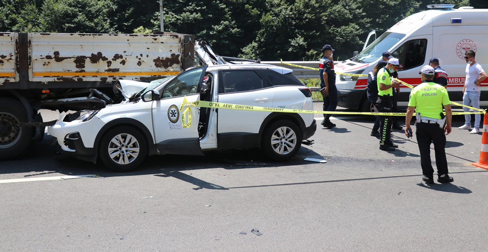 TEM Otoyolu'nda otomobil TIR'a ok gibi saplandı