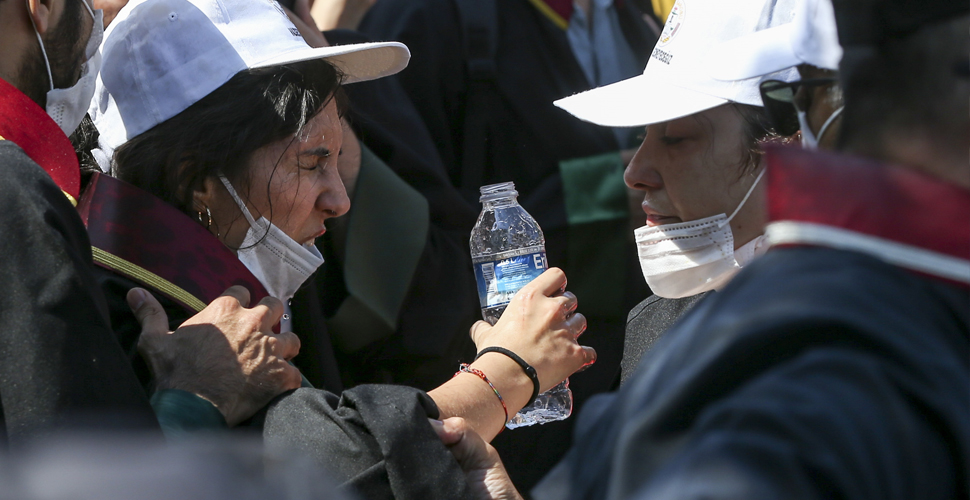 Meclis'e yürümek isteyen avukatlara polisten biber gazlı müdahale