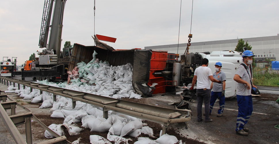 TEM'de toprak yüklü tır devrildi