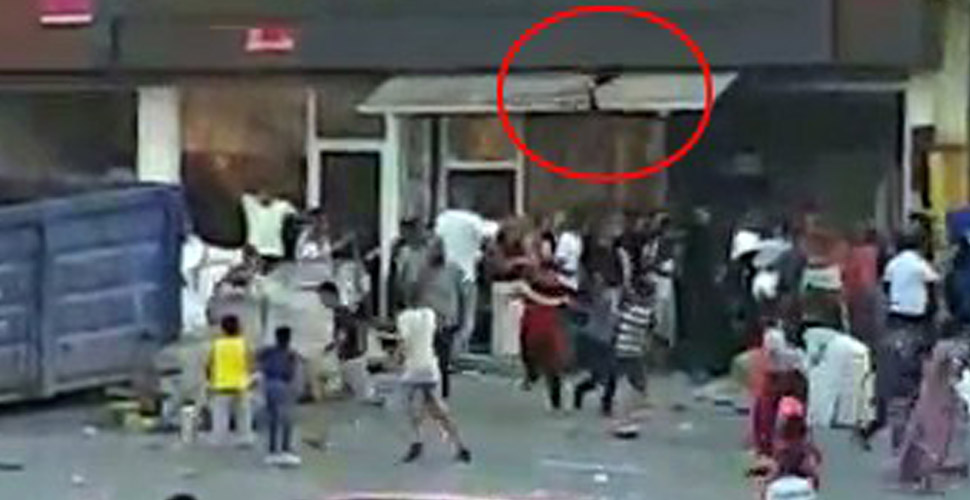 Genç, yaşlı herkes birbirine girdi! Komşu kavgasında sandalyeler havada uçuştu