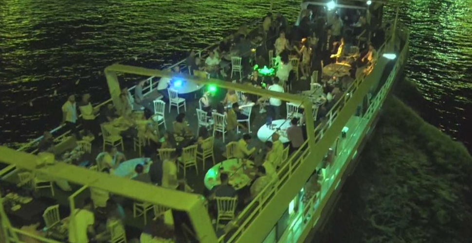 Balat'ta koronavirüs partisi! Sosyal mesafe ve maskesiz eğlendiler