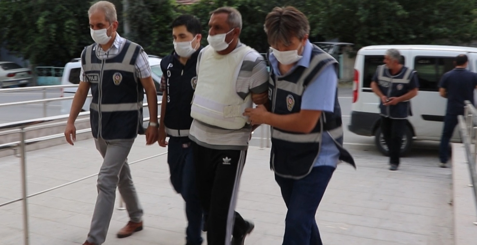 Cezaevinden izinli çıkan kişi eşini bıçaklayarak öldürdü