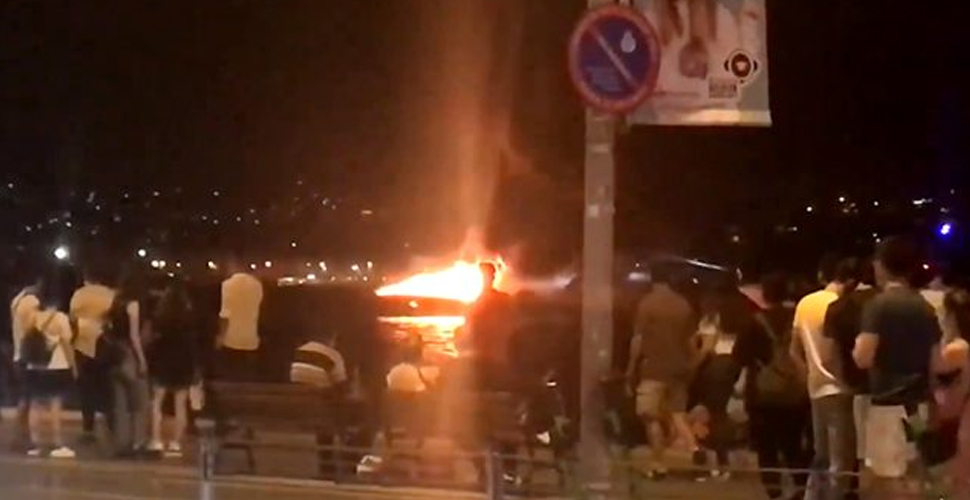 Bebek'te açıklarında bir tekneden yangın çıktı