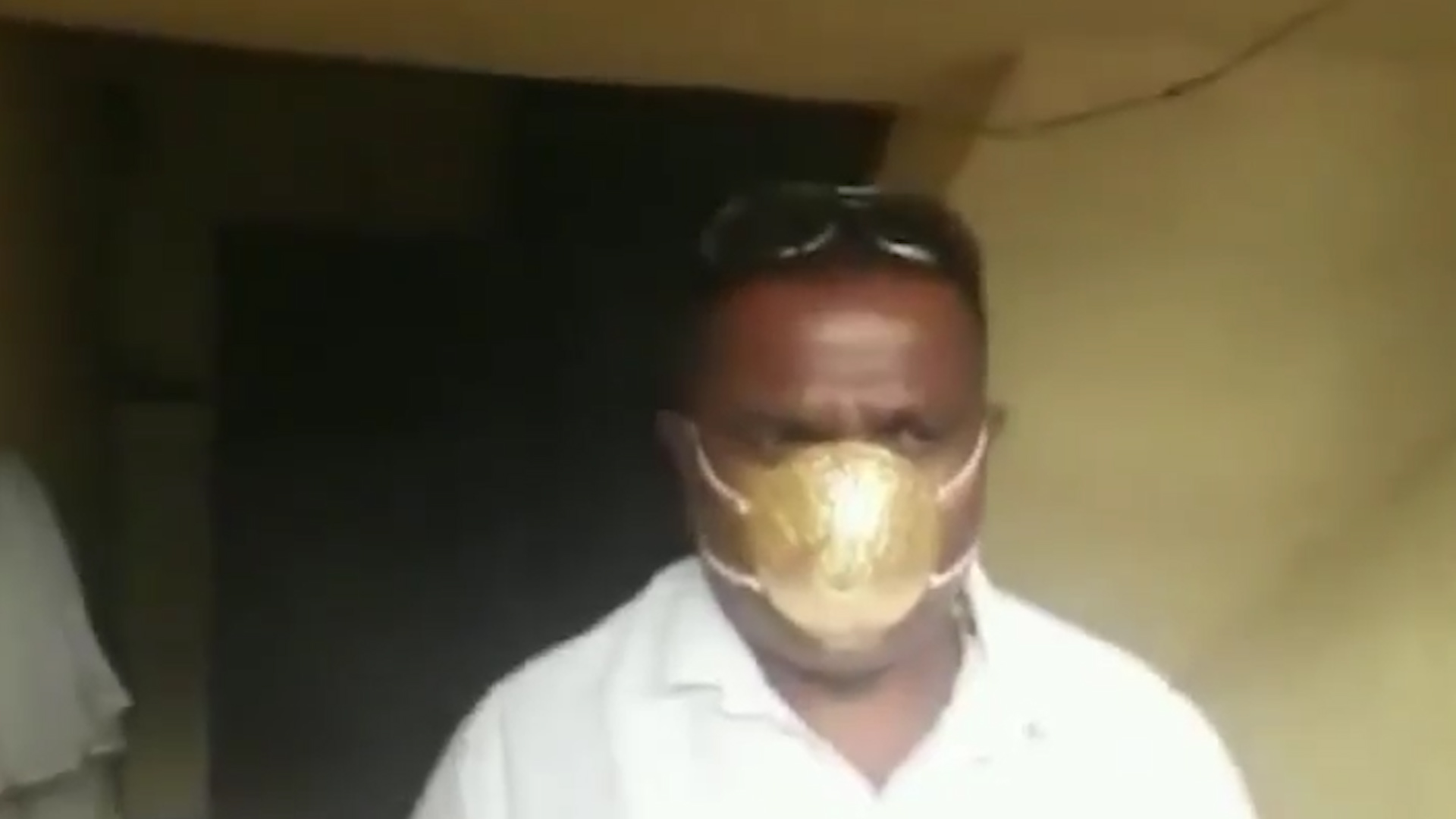 Görüntüler Hindistan'dan: Koronadan korunmak için altın maske yaptırdı