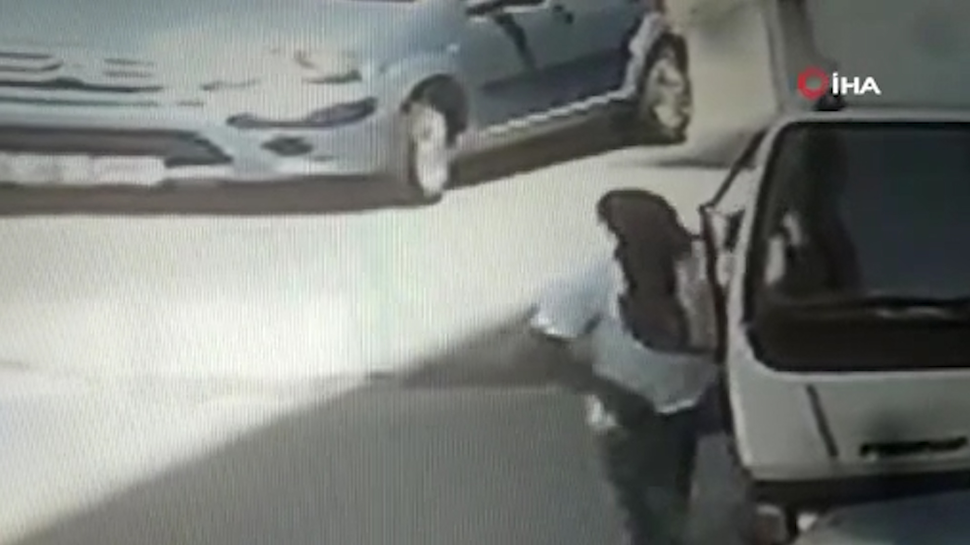 Maltepe'de kamyonetten cep telefonu çalan hırsız kamerada