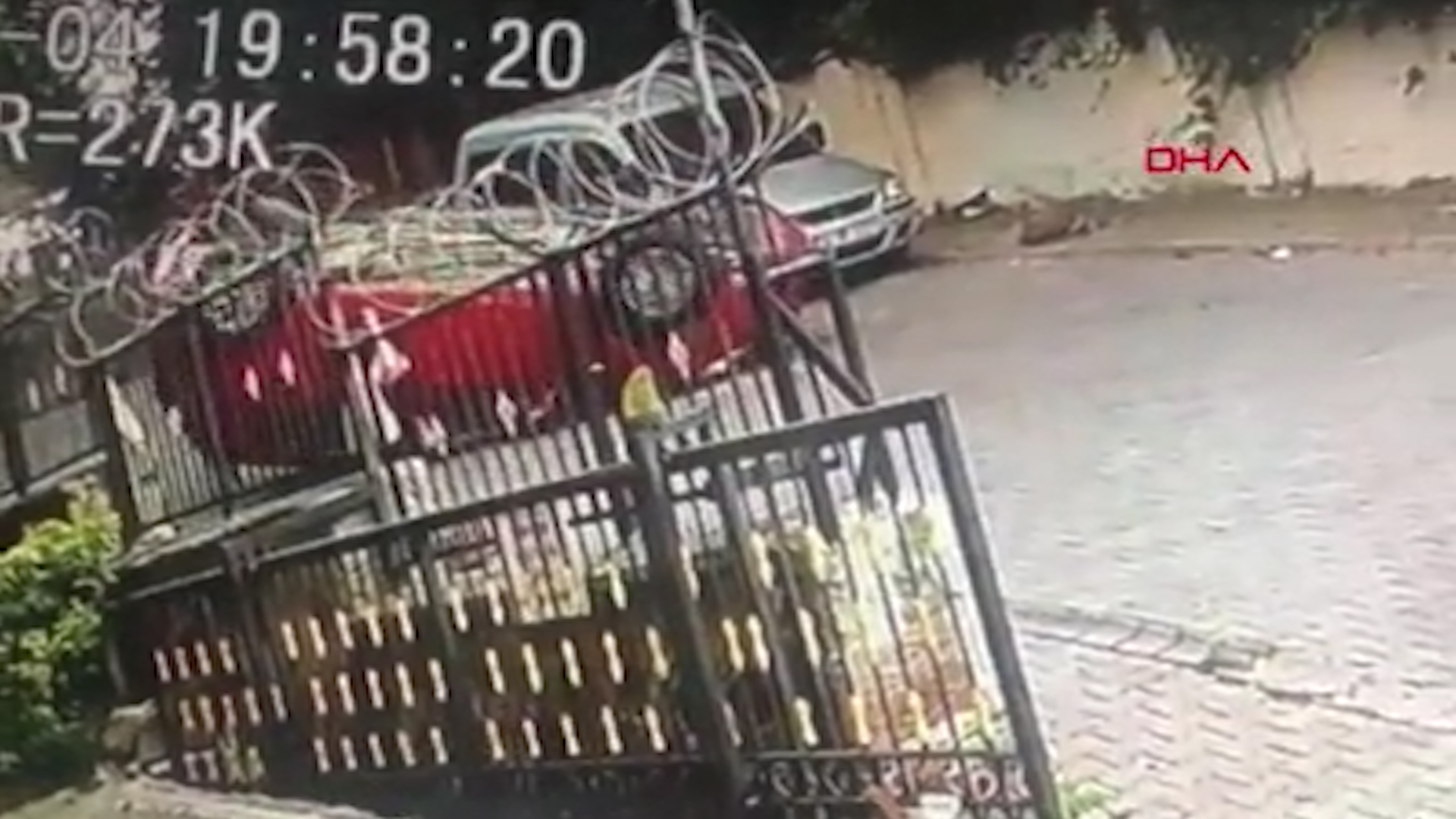 Sultangazi'de boş bir sokaktan geçen otomobil takla attı