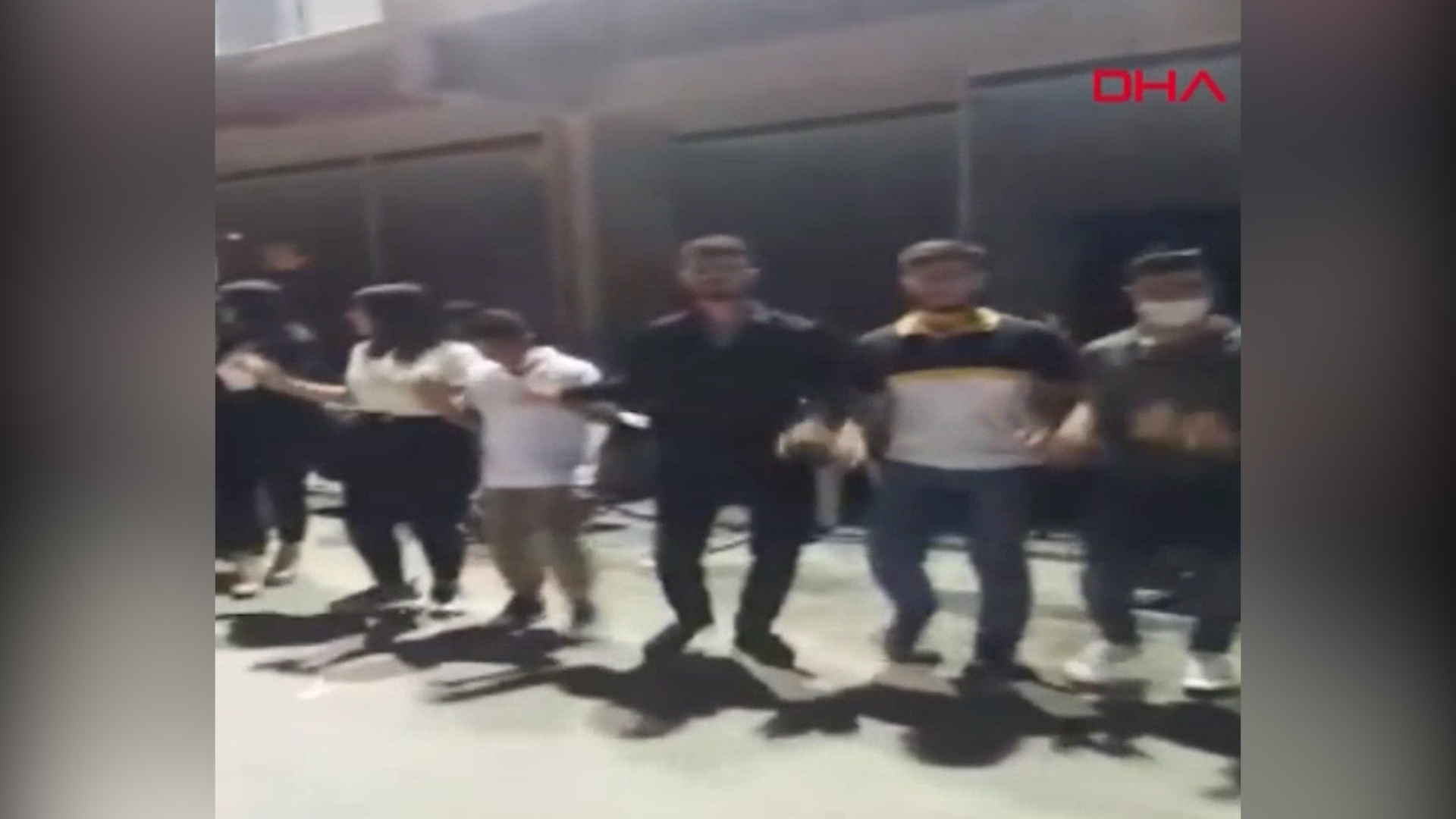 Bursa'da maske kuralına dikkat etmeyip halay çektiler