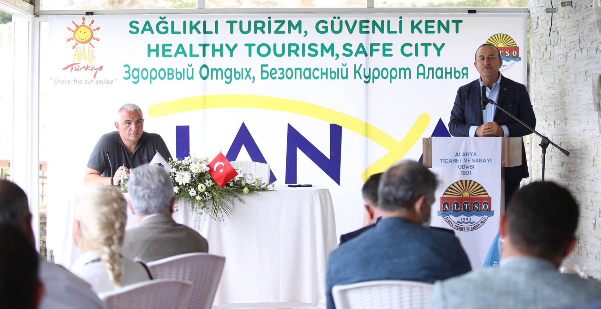 Çavuşoğlu: Koronavirüsle mücadelede en başarılı ülkelerden biri olduk