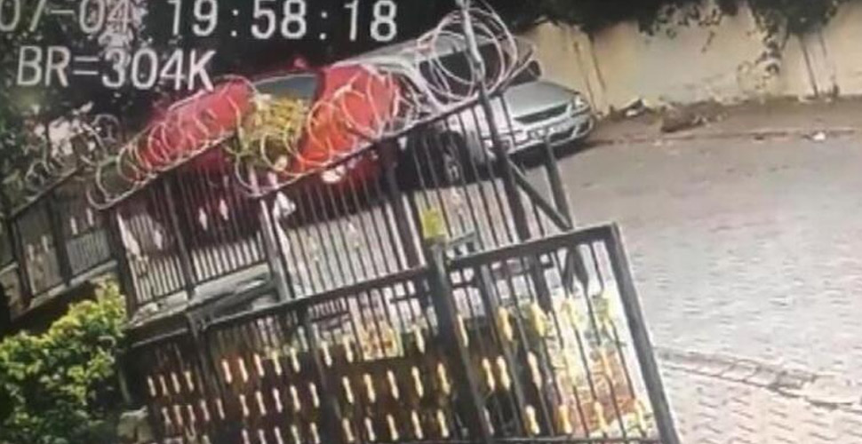 Boş sokakta akılalmaz kaza! Bir anda ters döndü