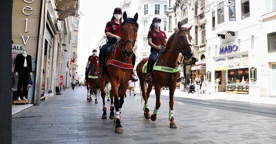 Taksim'de atlı Kovid-19 denetimi