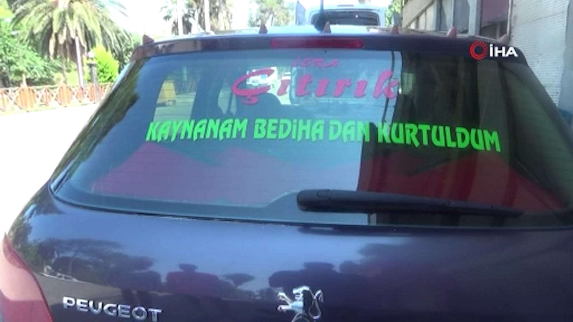 Eşinden ayrıldı, otomobiline 'Kaynanamdan kurtuldum' yazdırdı