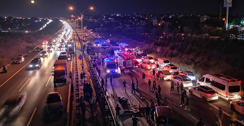 Son dakika...TEM’de yolcu otobüsü devrildi: Ölü ve yaralılar var