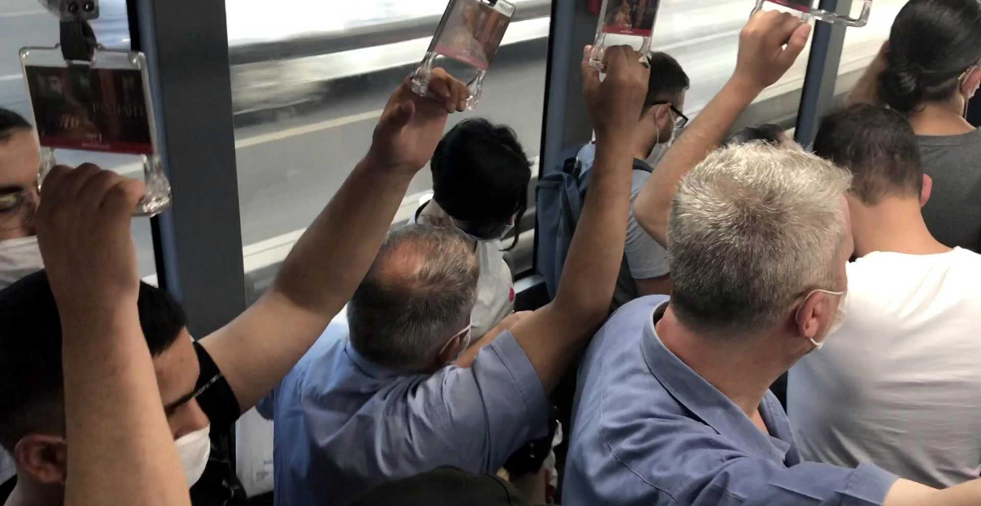 Metrobüslerde sosyal mesafe sıfırlandı