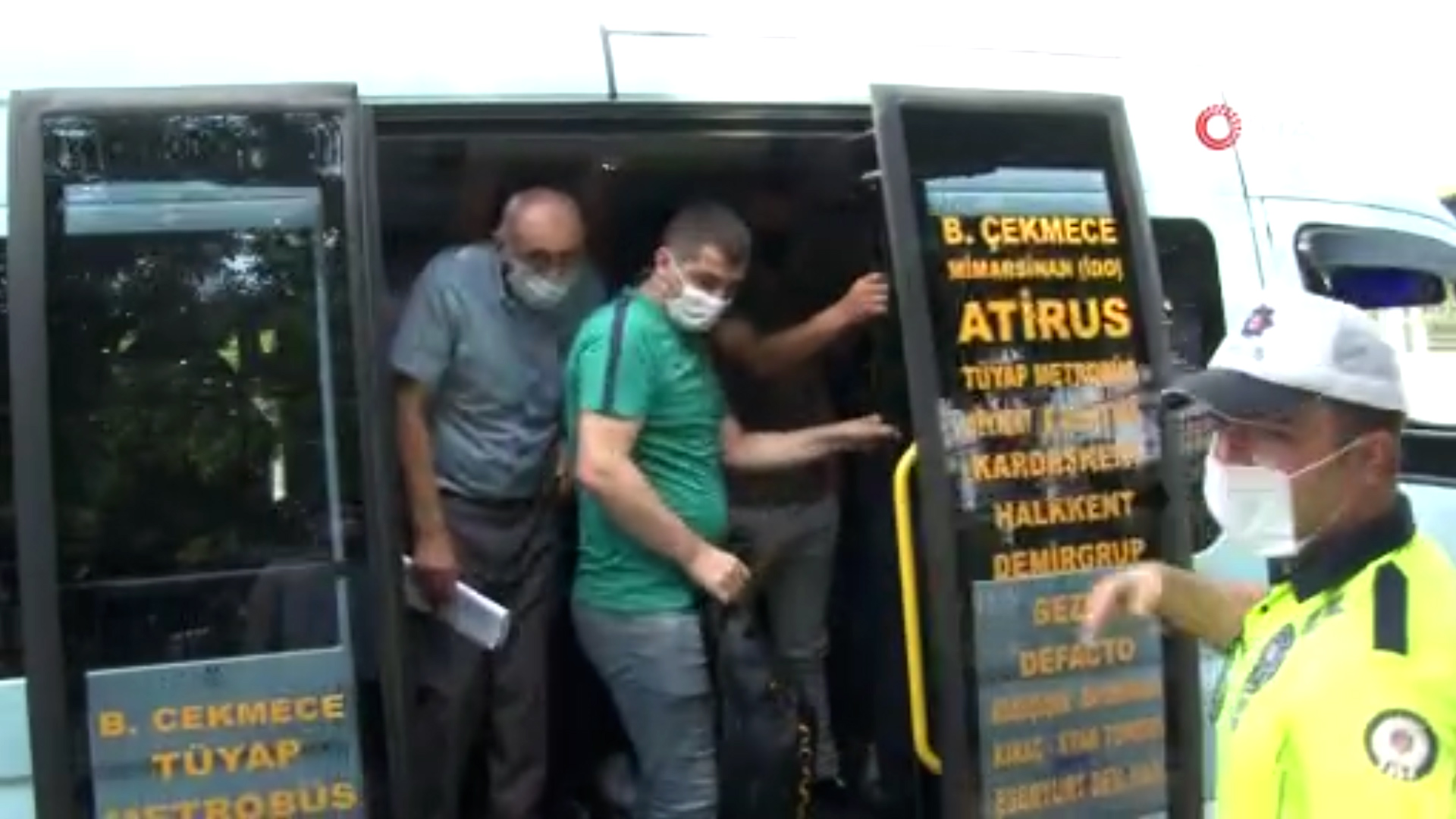 Sosyal mesafesiz yolculuk: Minibüsten 12 yerine 35 kişi çıktı