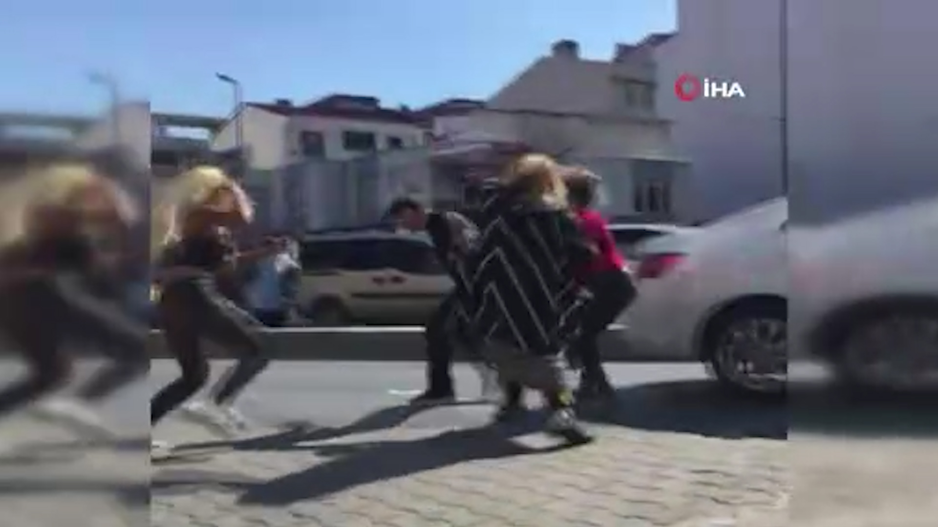 Esenyurt'ta dört kadın yol ortasında bir adamı tekme tokat dövdü