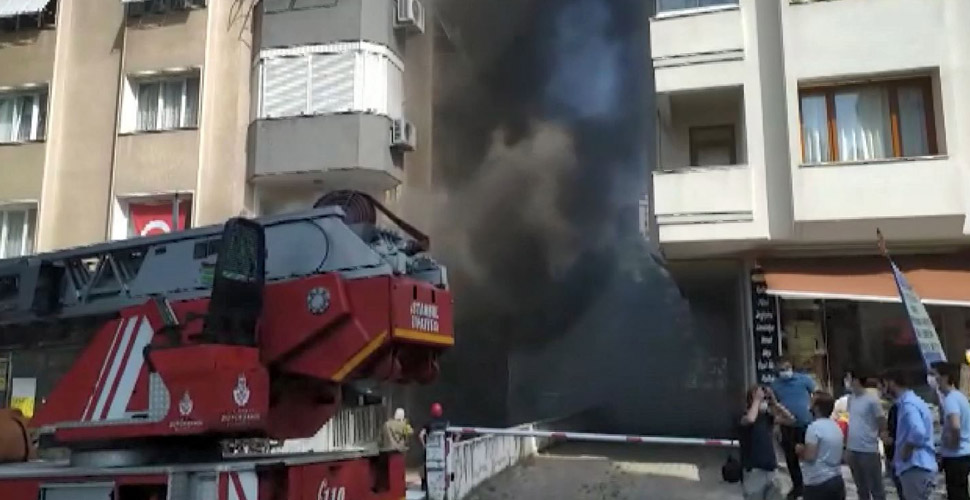 Kadıköy'de tuhafiye dükkanında korkutan yangın