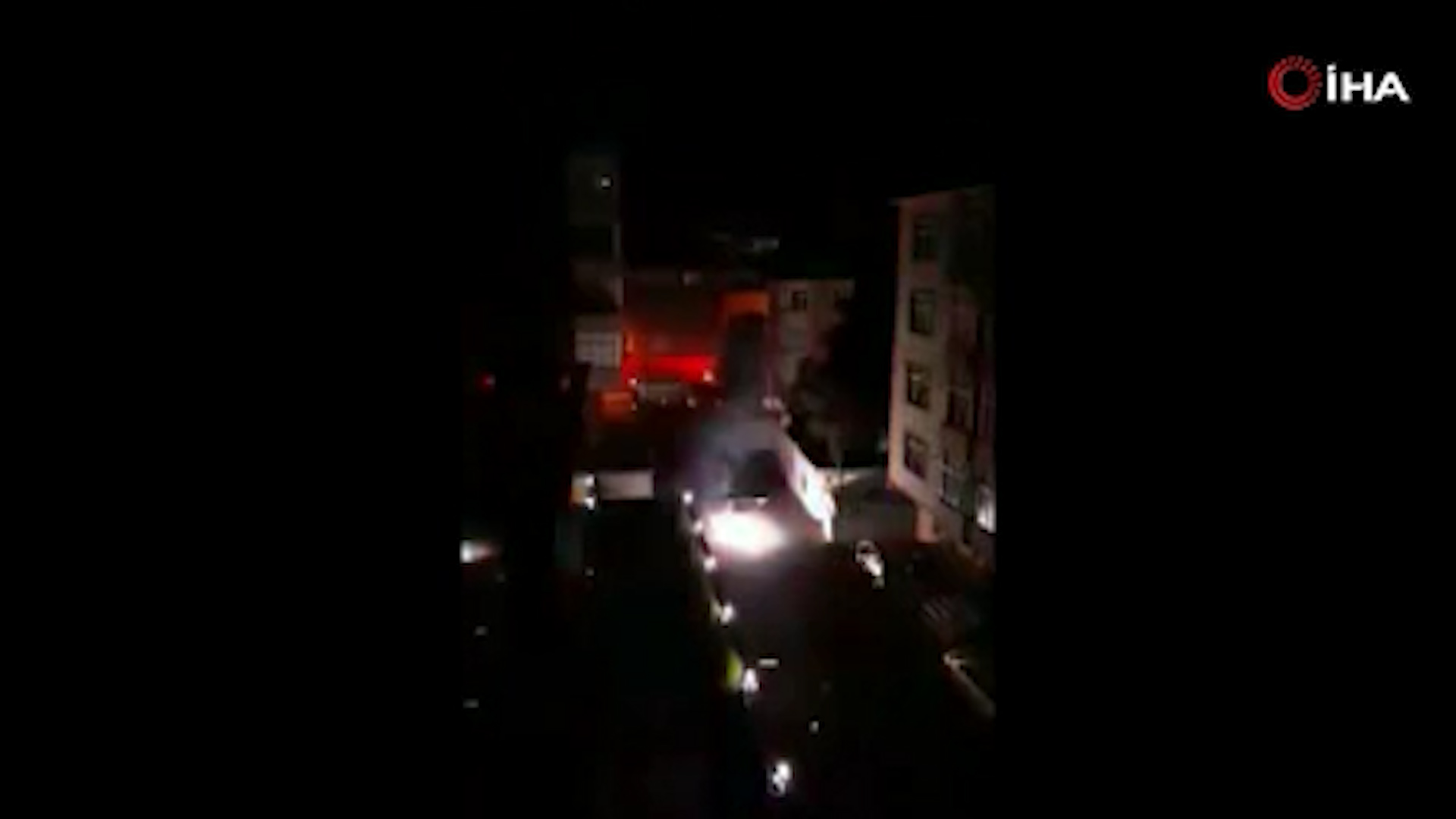 Pendik'te elektrik kablolarının havai fişek gibi patladığı anlar kamerada