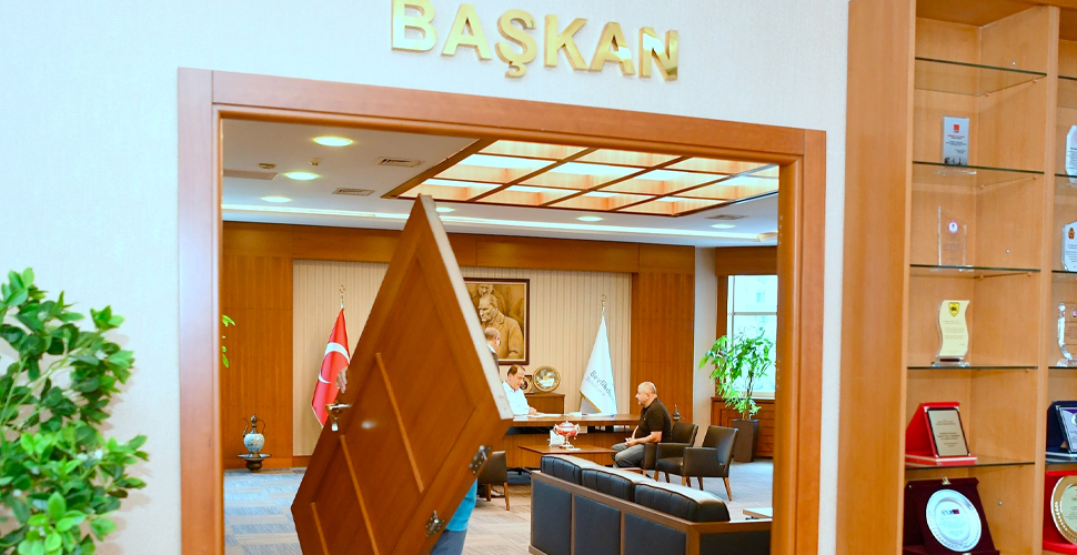 Beylikdüzü Belediye Başkanı makam odasının kapısını söktürdü