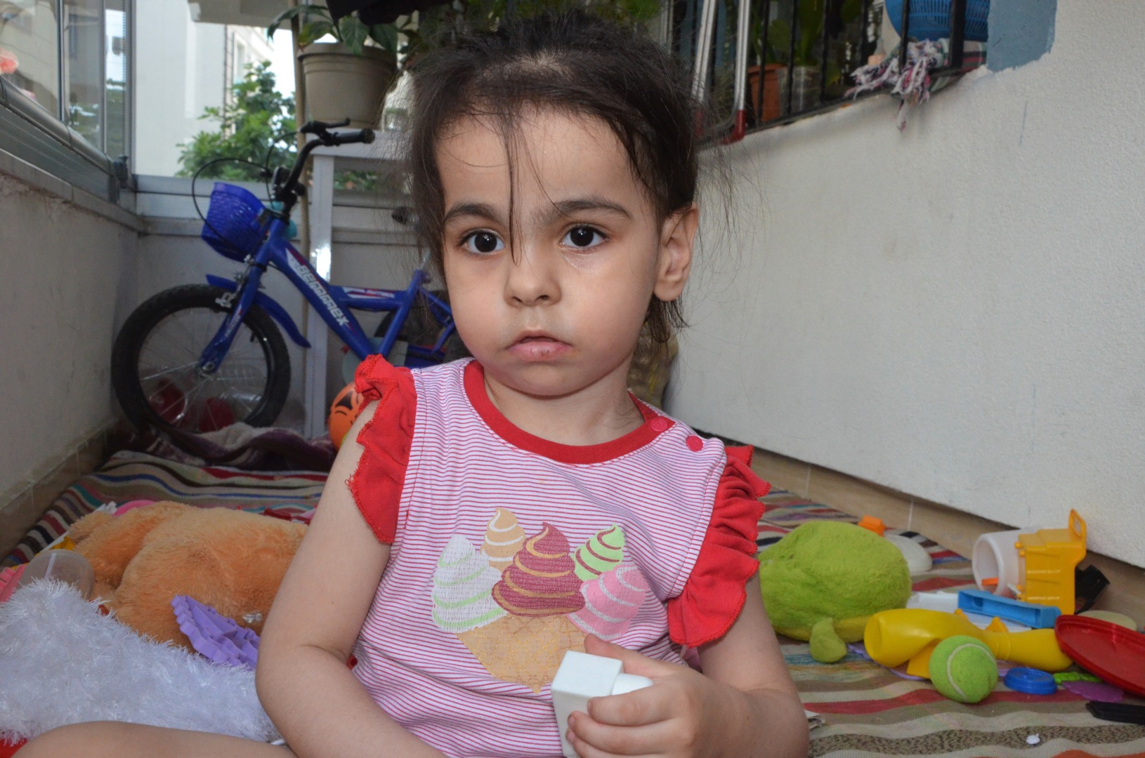 Minik Belinay'ın yardım çığlığı: Dünyasının aydınlanacağı sokakta oynayacağı günü bekliyor