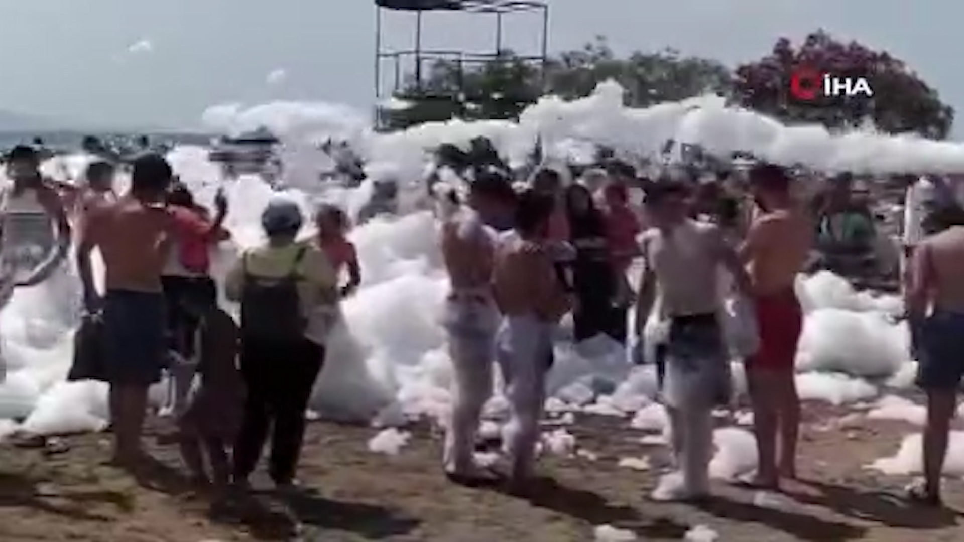 Bursa'da sosyal mesafesiz maskesiz köpük partisi