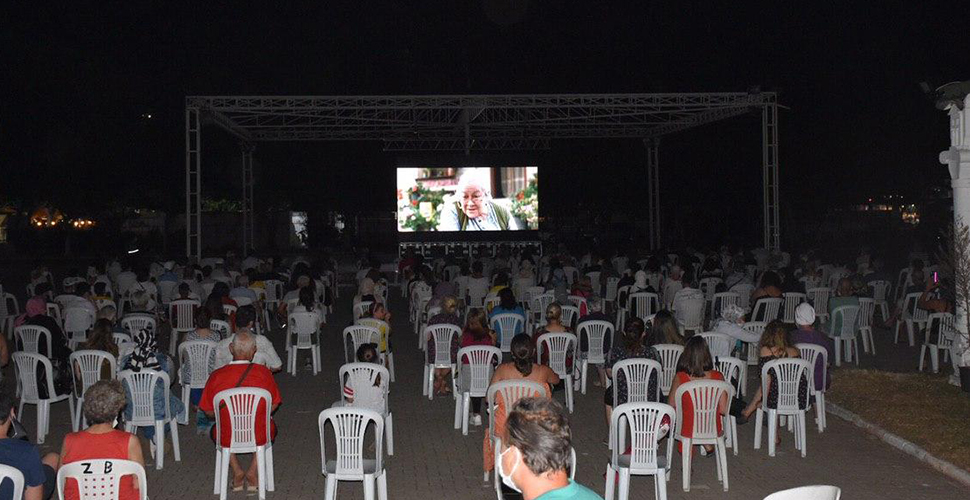 Edremit Belediyesi açık hava sineması devam ediyor